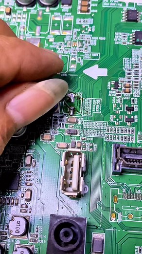 302K views · 2.3K reactions | How to replace surface mount SMD elco with radial lead elco #elco #componen #tips #tricks #Mainboard | Jupri Latua Simbolon | Facebook