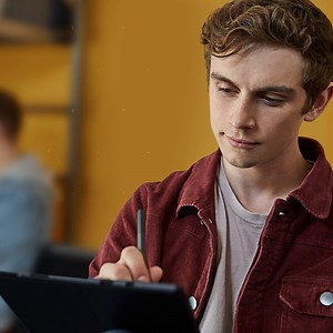 222K views · 322 shares | La tecnología de Microsoft 365 ahorra a las instituciones dinero, además aumenta la productividad de los docentes y alumnos, así lo comprobó un estudio realizado por la firma Forrester Consulting. https://www.microsoft.com/es-xl/education/buy-license/microsoft365 | Microsoft Educación | Facebook