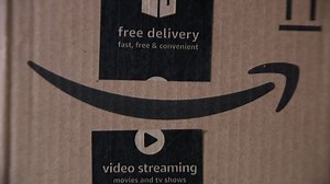 Amazon delivery driver drops off package during police standoff