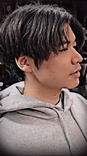 egerie/恵比寿美容室/デザインカラー/ヘッドスパ／ショートボブ on Instagram: "【men's twist spiral perm 】 センターパート×ツイストスパイラルパーマ💇‍♂️ ✨What's new✨ツイストスパイラルパーマとは、 **「ツイスト（ねじり）」×「スパイラル（縦落ち）」**を組み合わせたパーマです✂️ 👉 無造作なのに立体感があって、動きが強め 👉 男っぽさ・色気・トレンド感が一気に出るパーマです ✨こんな方にお勧め✨ ・直毛で動きが出にくい ・セットを楽にしたい ・ボリュームや毛流れが欲しい ・トレンド感のあるメンズスタイルが好き 髪型がバッチリきまれば1日ハッピーなはず🫶 男性ならではの細やかなスタイルのお悩みなど相談下さい。 produce by men's stylist:@kk_tiger1123_egerie ━━━━━━━━━━━━━━━ Address 東京都渋谷区恵比寿3−2−1ニューシティ恵比寿2F 恵比寿駅東口徒歩7分 📞03-6277-0085 ━━━━━━━━━━━━━━━ #恵比寿 #恵比寿美容室 #恵比寿