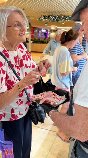🎄 A little taste of Christmas at Chop Castle Hill! Our legend Jack was in full swing recently, treating customers to slices of our premium Aussie Christmas Ham. Judging by the faces… they definitely got a taste of what’s coming this festive season! If you haven’t locked in your Christmas ham yet, we’ve got something for everyone: • Smoked hams • Easy carve ham • Glazed boneless ham – Blood Orange Spice • Sliced leg ham • Full bone-in leg ham … and more! 📍 Now available online and in-store. Mak