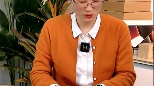 苹果蓝牙无线键盘(型号A1702)适配Mac和iPad，连接稳定，静音按键手感舒适，办公学习更高效，出差旅行轻便携带，提升日常使用体验。