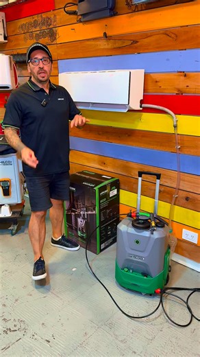 🔋💦 Wipcool C10BW – Mochila hidrolavadora a batería (tope de gama)¿Lugares sin agua? Azoteas, terrazas, equipos ya instalados…👉 Esta máquina te salva el laburo.✔️ Carga total 20 litros (18 agua 2 desengrasante)✔️ Se usa como mochila, la llevás a cualquier lado✔️ Dos potencias: mínima y alta✔️ Limpia recontra bien, el equipo queda como nuevo ✨❄️🚫 Sin manguera🚫 Sin depender de que haya agua💡 Mejores herramientas = mejores clientes💰 Y cuando das otro servicio, el precio cambia⚠️ Últimas unida