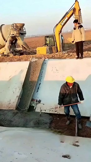 Channel construction pouring concrete#excavator #shorts | Creative Thinks