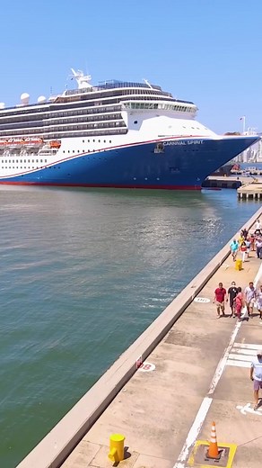 Este es el primer crucero que nos visita en la temporada 2022-2023. Se trata del Carnival Spirit de la línea Carnival Cruises, el cual tiene una capacidad máxima de 2.680 pasajeros y 910 tripulantes. Desde su punto de partida en Seattle (EE.UU) llega a Cartagena luego de su paso por Panamá. Su próximo destino será Miami.Para conocer más sobre la nueva temporada de cruceros ingresa al link: https://www.puertocartagena.com/es/sala-de-prensa/noticias/prometedora-temporada-de-cruceros-2022-2023-prev