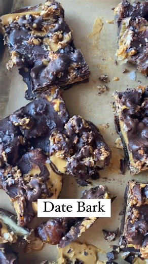 Comment 'RECIPE' for the full recipe! Kids love Date Bark, with chewy and sweet dates topped with rich chocolate and yummy peanut butter. Fun, healthy, and addictive! 20 pitted dates ¼ cup creamy all natural peanut butter ¼ cup granola ½ cup dark chocolate chips 1 teaspoon coconut oil sea salt (optional) | 100 Days of Real Food