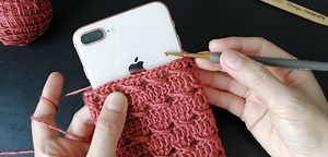 103K views · 190 reactions | ถักซองมือถือแบบง่ายๆกันค่ะ DIY crochet phone bag ✨ Pattern for the beginner ✨✨ Step by Step | Chompu Handicrafts | Facebook