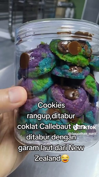 Ini cookies ke 2 pulak yang terbaru di FAMILY CORNER..Nama dia SeaSalt Flurry...macam aiskrim kan..Ya Allah rangup,rasa coklat premium Callebaut tu dan ada masin masin garam laut dekat atas tuuu..ermmm perfekto✌️..jom dapatkan di FAMILY CORNER Outlet...#sungaipetani #bertam #alorsetar #kotadamansara #fypシ #familycorner #biskut #cookies