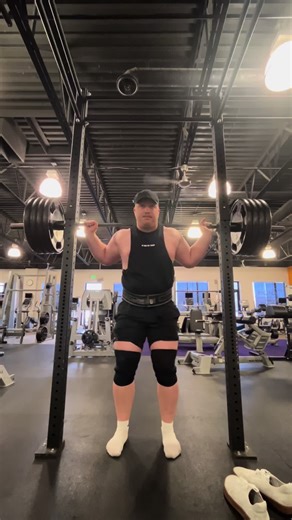 bigbonlifts (@bigbonlifts) - Paused Squats with 415 lbs: A Weightlifting Challenge