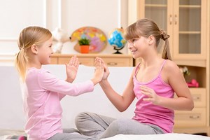 Jeu de mains : les 5 comptines à apprendre à votre enfant - La Compagnie des Petits