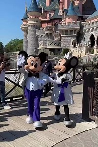 12K views · 782 reactions | Mickey et Minnie ont sorti aujourd'hui pour la première fois à Disneyland Paris leur tenue #Disney100 pour le tournage de l'émission "Le Meilleur Pâtissier" avec Cyril Lignac et La Cuisine de Mercotte   Mickey and Minnie debuted their #Disney100 outfits at Disneyland Paris today for the filming of “Le Meilleur Pâtissier”, the French adaptation of “The Great British Bake-off” hosted by Cyril Lignac and Mercotte  | DLP Report | Facebook