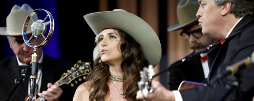 3 Contemporary Country Musicians Who Mastered Their Craft by Busking on The Streets