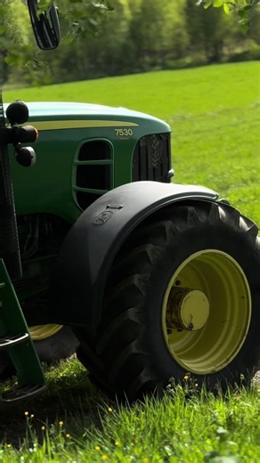 Exploring the John Deere 7530 Premium Tractor