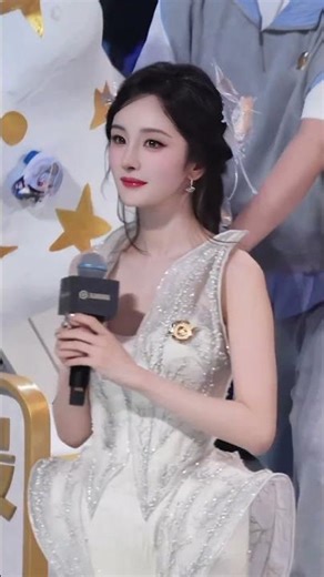 Yang Mi's eyes must hold stars! Every smile and frown is breathtakingly beautiful; who can resist...