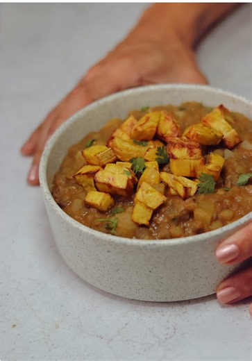 LENTEJITAS🍛🙂‍↕️ Ingredientes: Aceite de oliva 1 cebolla cabezona en cuadritos Carne en cuadritos lentejas previamente hidratadas 1 zanahoria 1 papa en cuadritos opcional Cubrir todos los ingredientes con agua, sazonar con: Sal Paprika En una paila: Aceite 1-2 dientes de ajo rayado Cebolla en cuadritos 1 tomate triturado 1 cda de pasta de tomate Sal Pimienta Paprika 🌪️Pasar la zanahoria a la licuadora con un poquito del caldo, licuar muyyy bien, pasar nuevamente a la olla y seguir cocinando po