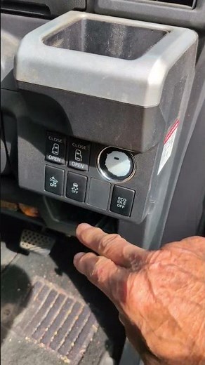スライドドア故障、7年目になるが自動スライドドア故障と思ったがハンドル左下部のパワースイッチがオフになっていた。ダイハツウェイク。