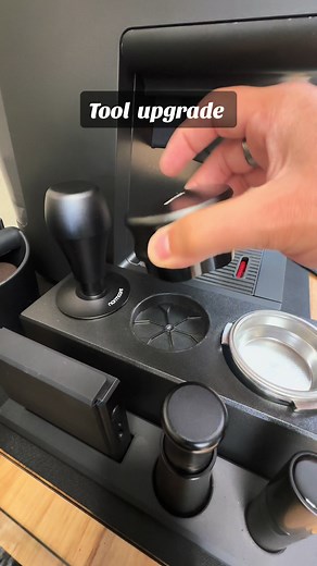 Upgraded my distribution tool to the Normcore gravity distributor. Not only for aesthetics, but because the new tool has a slightly bigger diameter which allows almost 100% of the grounds to be leveled before tamping. Also, let’s not talk about my latte art today. I was more excited about the tool and aerated for too long 😭 #fyp #latte #latteart #coffee #normcore #generalelectric #espresso #pov