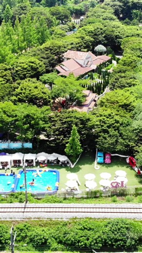 🌞🏊‍♀꿀잼보장 청도 프로방스 물놀이장 5월말 오픈예정🏊‍♂🌞 가족과 함께 시원한 물놀이를 즐겨보세요! 🏖👨‍👩‍👧‍👦 신나게 달리는 기찻길 뷰와 재미있는 물놀이와 함께 거울미로에서 엘리스를 찾고, 셀프스튜디오에서 가족 사진도 찍고, 빛축제로 하루 피로를 녹여보세요! 🌈✨ 지금 바로 청도 프로방스에서 특별한 여름을 만끽하세요! 🎉💦 상세한 일정(할인혜택정보포함)은 추후 공개합니다.