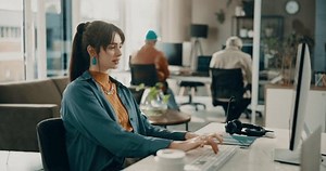 Ordinateur, stress et femme au bureau : vidéo de stock (100 % libre de droit) 3893996517 | Shutterstock