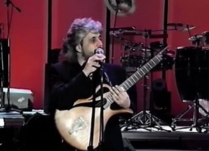 Roma, 1° Maggio 1992 Al concertone di Piazza San Giovanni, Pino è in compagnia del jazzista Italo-Americano Chick Corea. Facciamo un pezzo di Chick annuncia Pino che, accompagnato da Jimmy Earl al basso e Dave Weckl alla batteria, ci stupisce con uno dei pezzi più famoso del pianista jazz: "Spain". Stateve buono guagliù! #Spain #PinoAlways❣️ | Pino Daniele Dove tutto ha senso c’è Sentimento