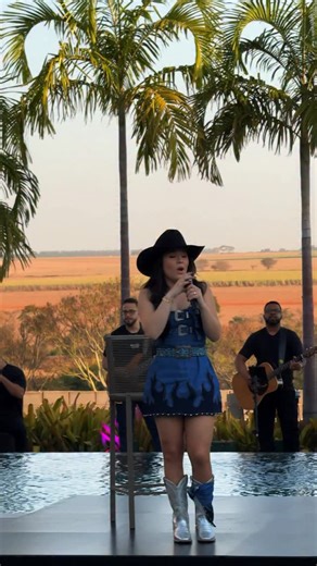 Fiorella | Minha primeira vez cantando essa ao vivo pra vocês 🫶🏼 | Instagram