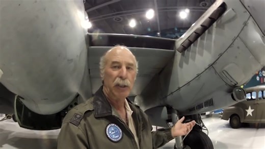 De Havilland Mosquito - Tour Part 1 - Kermie Cam