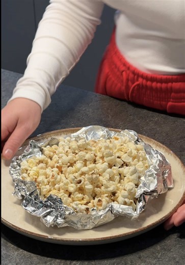 🍿DOMOWY POPCORN🍿 Po co iść do kina i kupować popcorn, skoro można zrobić kino w domu w kilka minut?! Składniki: \t•\tpopcorn \t•\tsól \t•\tmasło Smacznego! #popcorn #prostyprzepis #domoweprzepisy #domowypopcorn #przepisy