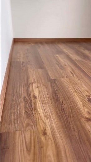Instalação de piso laminado resistente à água. #piso laminado #pisovinilico #reforma