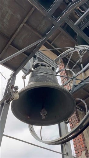 IL MAGNIFICO CAMPANONE SCANDISCE IL BATTI ORE DELLE 16:00 NELLA CITTÀ IN FESTA, PADERNO DUGNANO (MI)