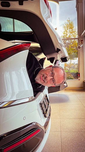 👀 Wer schreit und klopft denn da? Unser Kia Verkaufsleiter hat euch was zu sagen! 🚗✨ Kommt zur Kia EV3 Vorstellung diesen Samstag, 16.11.2024 ab 09:00 bei Auto-Koch! Erlebt die Zukunft der Elektromobilität hautnah! ⚡🌍 #AutoKoch #KiaEV3 #Event #Kia #Elektroauto #KiaDeutschland #Autoneuheiten #autos #autohaus #neuwagen #kiamotors #hilfe #event #electrocar #arbeit #alltag #lustig #arbeitskollegen