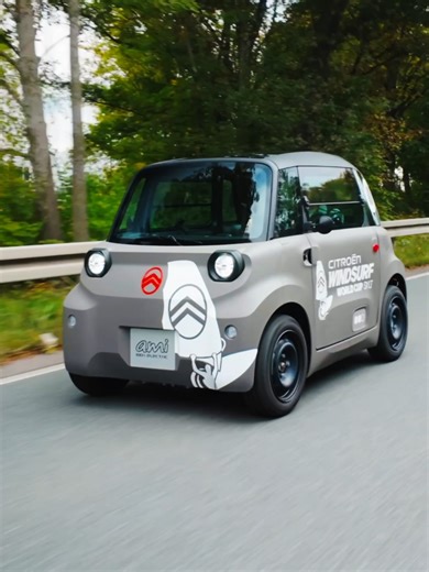 🙌 Wendig und souverän: Der #Citroën ami ist in der City daheim! Schon ab 15 Jahren seid ihr elektrisch und sicher unterwegs. Fahrt entspannt durch Stadt und Viertel, denn mit seinem kleinen Wendekreis passt der ami selbst in enge Lücken und bringt euch flink ans Ziel. So fühlt sich urbane Freiheit an. Wo würdet ihr mit dem ami zuerst hinfahren? 🚗 #CitroënDeutschland #CitroënAmi #cartok #lernenmittiktok
