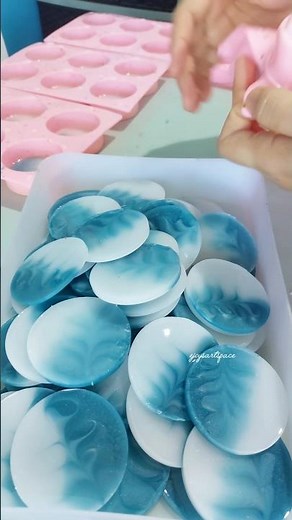 swirling in resin is so easy with this tip #diy #resinart #epoxyresin #handmade #resintips