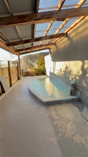 九州の山奥にある50分300円で楽しめる貸切露天風呂…こういう温泉が昔は多かったんだろうなぁ♨️ 📍熊本県小国町 蒸し鶏工房白地商店 ※その日営業しているかは公式HPか電話で確認必須 ※無料駐車場あり #熊本温泉 #熊本観光 #九州温泉