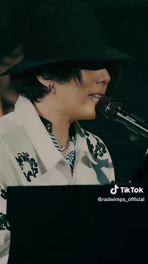 RADWIMPSの「すずめの涙」ライブパフォーマンス