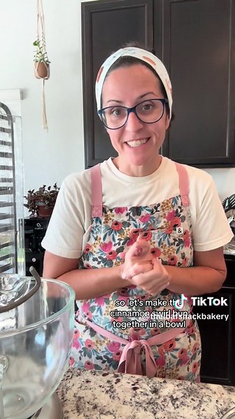 Replying to @Michelle THIS RECIPE ORIGINATES FROM @Emilie Raffa ❤️ her blog, The Clever Carrot, & her book are excellent resources for any beginner sourdough baker. 500g bread flour 6tbsp butter, softened 24g sugar 9g sea salt 150g active sourdough starter 230g warm water 85g vanilla soaked raisins (optional) Cinnamon swirl mixture: 1/3cup sugar, 1tbsp flour, 1tbsp cinnamon In a stand mixer add flour, butter, sugar & salt and mix untilbutter is crumbly. Add starter & warm water, mix just until h