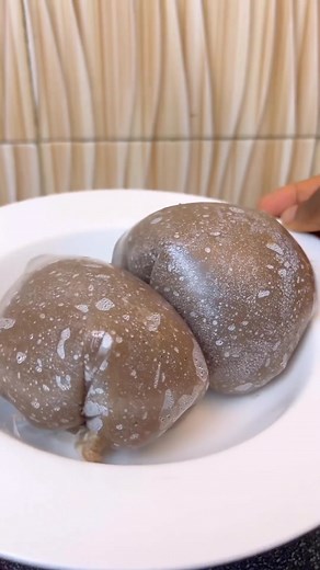 HOW TO MAKE AMALA LIKE A PRO. If your Amala, is not Amalaring like this, here are a few tips to help you take your Amala game, from 0-100 ~ * Sieve the Amala flour * Dilute the flour as though you are making semo * Mix it with some hot water before turning on the heat * Once it forms, add a little bit of water to steam it * Cover and Allow it to steam for 4 minutes * Turn your Amala and Serve it with any soup of choice ~ You should try this, will you? . . . . Credit: @velvetyfoodies . . . . Foll