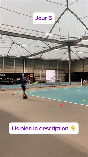 📘 EBOOK GRATUIT DE LA MÉTHODE → écris « EBOOK » en commentaire pour le recevoir. Jour 6 du défi. Aujourd’hui, l’objectif était d’être plus agressif, tout en faisant très attention à l’ancrage au sol et au transfert. L’exercice est basé sur trois zones de jeu, avec une intention différente selon ma position : 🔴 Derrière le fond de court : balle plus haute, trajectoire bombée, pour repousser son adversaire et construire le point sans se précipiter. 🟡 Zone intermédiaire : jeu plus neutre, neutra