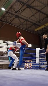 Šta je to combat savate i koja je osnovna razlika u odnosu na kik boks!? Combat savate je francuski borilački sport koji kombinuje elemente boksa i kik boksa s naglaskom na udarce nogama. Razvijen je u 19. veku, a karakterišu ga brzi i precizni pokreti. Posebno je popularan zbog svoje tehničke sofisticiranosti i taktičke dubine. Glavna razlika je što combat savate naglašava tehniku i preciznost, dok je kik boks često više fokusiran na snagu i intenzitet. U savateu se koriste posebne cipele za ud