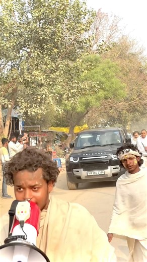 bde guru ji ke asram par jate hui maharaj ji 🙏🌸🥰#parmanandji