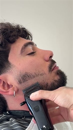 Want a professional beard shaving? Watch the full tutorial 🔥 #beardtutorial #barber #beard