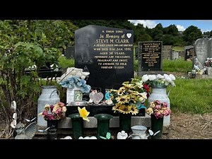 Steve Clark of Def Leppard’s grave