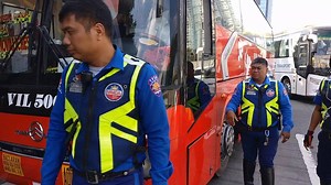 Watch as a P150 ticket turns into P1150. The MMDA are serious about improving EDSA and many bus drivers have already started to adjust their driving and the effects are gradually being felt by other road users. However, there are some drivers who are still insistant on doing things their own way. Enforcers are now pushing back by adding extra violations to drivers that don't want to comply. The original violation was illegal unloading which is only P150. Because the driver delayed the process an