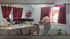 #ଜୀବନ_ବଞ୍ଚେଇ_ଦୌଡିଲେ_ପୋଲିସ ତାତିଲେ ଲୋକ, ଜାଳିଦେଲେ ଥାନା । ଜୀବନ ବଞ୍ଚେଇ ଦୌଡିଲେ ପୋଲିସ । ଫୁଲବାଣୀ ଜିଲ୍ଲା ଫିରିଙ୍ଗିଆ ଥାନାରେ ନିଆଁ ଲଗାଇଦେଲେ ଲୋକ । #Phulbani #Police #Odisha #KanakNews | Kanak News