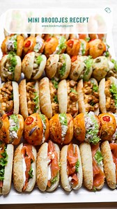 • MINI BROODJES RECEPT • Deze zachte mini broodjes zijn een must-try! Met drie verschillende toppings maak je iedereen blij. Ideaal voor een brunch of als hartige snack. Ze zijn zo makkelijk te maken dat je ze keer op keer wilt bakken! Directe link naar het recept vind je in mijn bio. Ben je op zoek naar nog meer lekkere recepten? Ons tweede boek is uit! Directe link naar het recept en boek @kookmutsjes ~ BIO & INSTASTORIES!❤ #kookmutsjes #bread #dinner #easyrecipe #fyp #food #yummy #trending #d