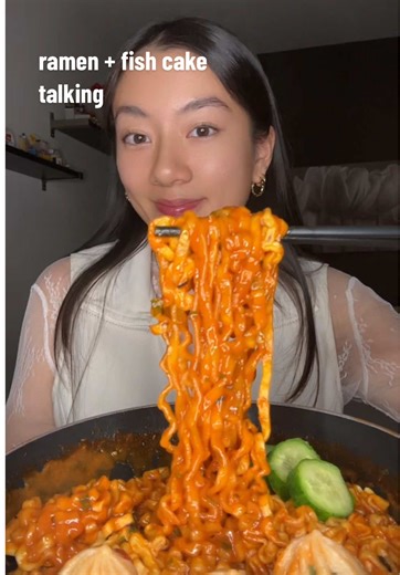 Stew type buldak ramen AND A PINK FISH CAKE 🍥 Funny enough both of these products have warnings for reproductive harm 😃 #eating #buldak #ramen #mukbang #eating