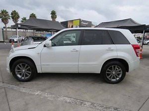 2008 Suzuki Escudo Salomon Ltd 4WD $11,970+orc / Weekly from $74* A great priced SUV similar to NZ NEW Vitara. Sunroof, sports interior, 4WD and factory aero kit make this handle and look the part. Come and visit our friendly female sales team 📍 676 Great South Road, Manukau or view online: https://bit.ly/2JR38P4 *The weekly payment for this vehicle is indicative only and is based on a term of 48 months at an interest rate of 12.99% with 0% deposit. The actual interest rate charged to you will 