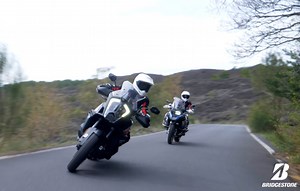 Der neue Battlax Adventure Trail AT41 von Bridgestone ist ein On-Road Reifen mit markantem Adventure Look. 🌄 Der robuste AT41 bietet ein großartiges Fahrverhalten auf trockener Fahrbahn und hervorragende Traktion, Grip und Bremsleistung auf nasser Straße und gewährleistet eine sichere und komfortable Fahrt bei allen Wetterbedingungen. 🏍💨 Alle Infos zu Bridgestones Adventure-Newcomer findest du hier: https://bit.ly/3K8WM8b #BridgestoneMoto #BattlaxAT41 #AT41 #Enduro #ReifenNeuheiten2022 | I Lo