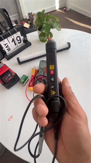 الكهرباء؟ خليهـا تكشف روحها بـ ANENG A3005 ⚡ ما تعودش تقيس الكهرباء بالخطر! الـ multimètre intelligent ANENG A3005 يكشفلك الكهرباء من بعيد، يفرق بين الـ phase والـ neutre, ويتبعلك الـ câble ويكشف مكان القطع بدقة 🔍 ويقيسلك كلش: الـ courant continu, الـ courant alternatif, الـ fréquence, الـ résistance بأنواعها, الـ continuité, الـ diode, وحتى الـ capacité 🔋 جربو مرة، وراح ما تقدرش تخدم بدونو! 🛠️ | Amida Tech