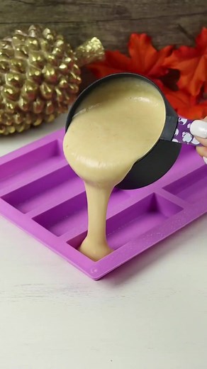 Turkey Mini Cakes ❤️🧡💛 These make for a cute Thanksgiving treat for the big day! I used my rectangular silicone mold to bake the cake batter (fill just under halfway) and baked at 350/160C fan for 12-15 minutes until springy and golden. Once cool, I piped milk chocolate ganache over the cakes. When the ganache was semi set, I added candy corns, candy eyes, a yellow reeses piece for the nose, and piped red chocolate for the wattle. Freeze for 15 minutes and unmold. Silicone mold and candy eyes 