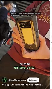 876 g pour ce smartphone. Une énorme batterie de 33 000 mAh, une torche et un projecteur !